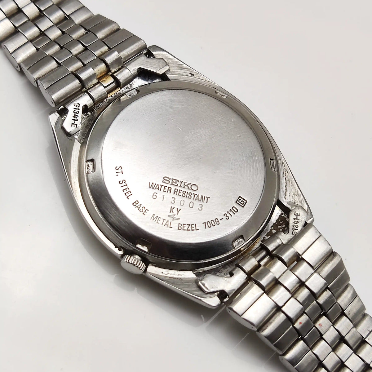 Elevate Your Style with the Seiko 5 Automatic Men's Watch - Black Dial with 17 Jewels, Day-Date Feature
