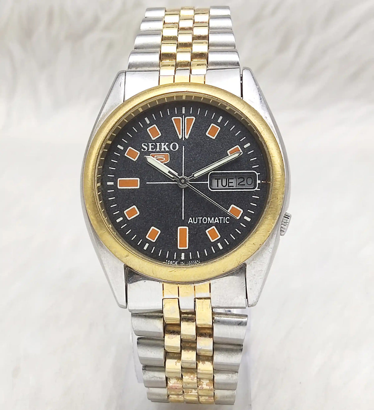 Elevate Your Style with the Seiko 5 Automatic Men's Watch - Black Dial with 17 Jewels, Day-Date Feature