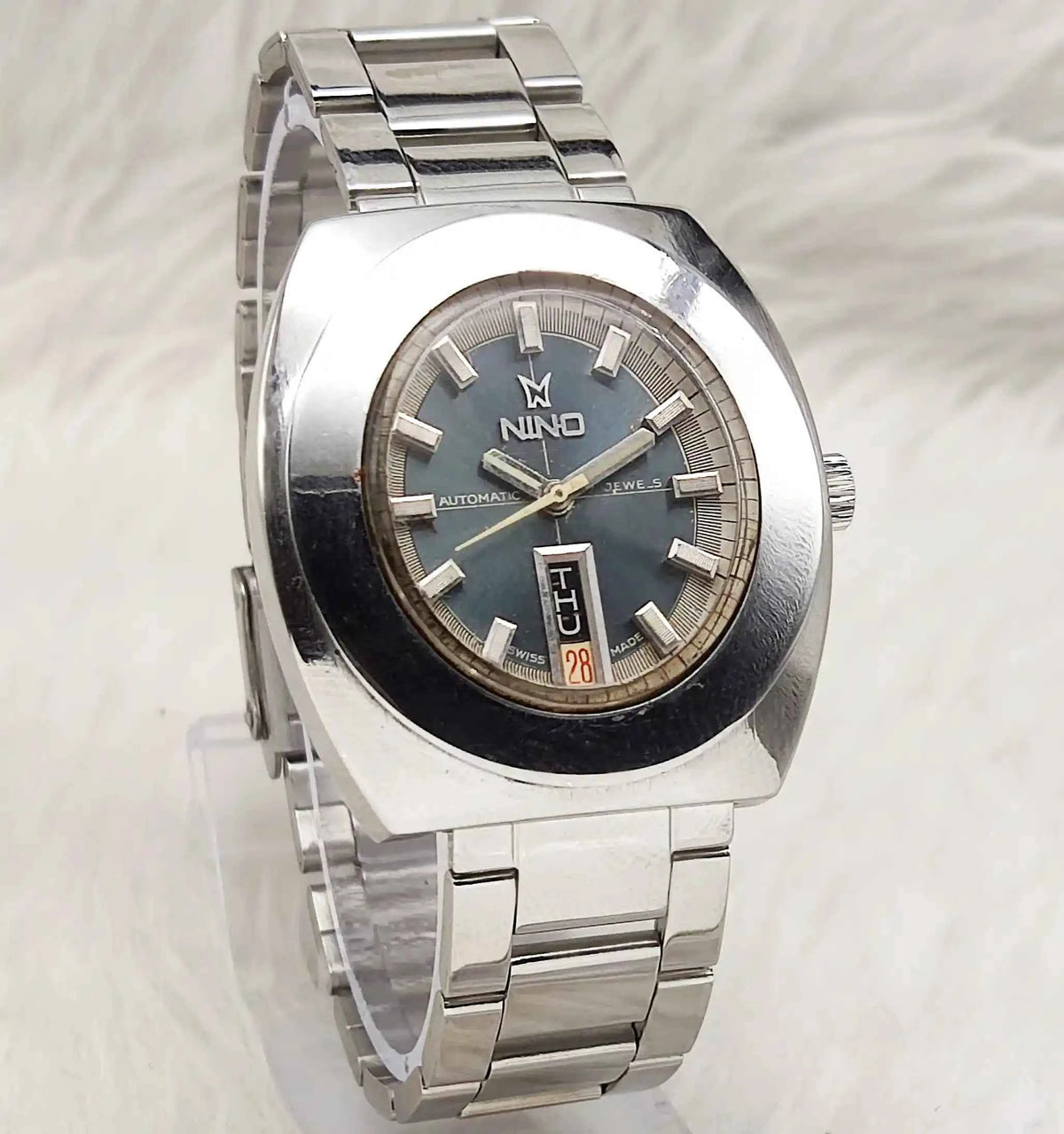 Nino Automatic 2066 Gray Dial Watch with 17 Jewels and Day-Date Features